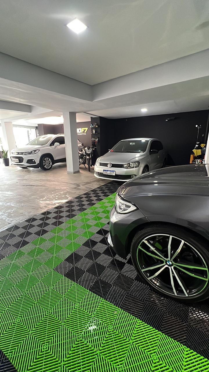 Detalhe de BMW cinza com rodas em destaque verde-limão no piso da StudioF7