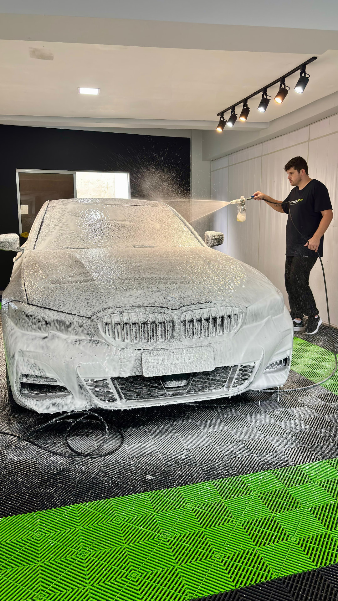 BMW recebendo lavagem com espuma na StudioF7